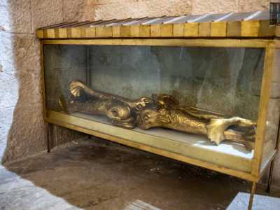 Si tratta di una teca trasparente con i relativi sostegni a forma di delfino posizionata sulla destra del museo...